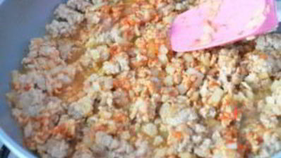 омлет с фаршем на сковороде