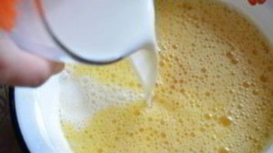 омлет с фаршем на сковороде