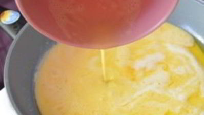 омлет с фаршем на сковороде