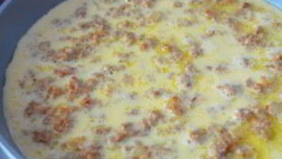 омлет с фаршем на сковороде