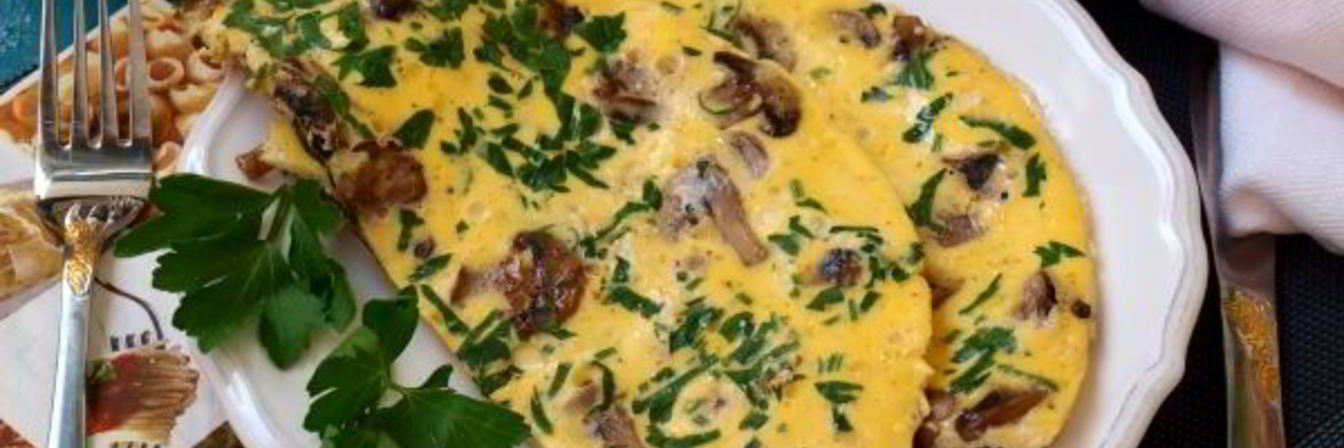 Омлет с грибами на сковороде