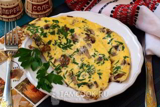 Омлет с грибами на сковороде