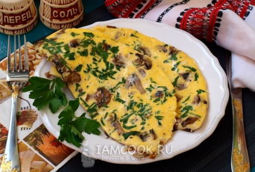 Омлет с грибами на сковороде