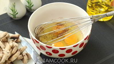 омлет с грибами на сковороде