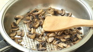 омлет с грибами на сковороде