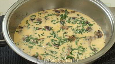 омлет с грибами на сковороде