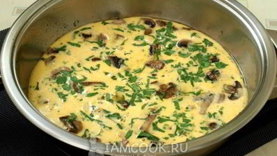 омлет с грибами на сковороде