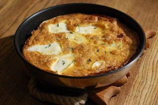 Омлет с карамелизированным шалотом, моцареллой и тимьяном