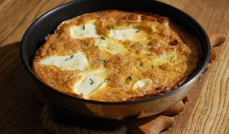 Рецепт омлета с карамелизированным шалотом, моцареллой и тимьяном