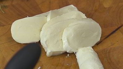 омлет с карамелизированным шалотом, моцареллой и тимьяном