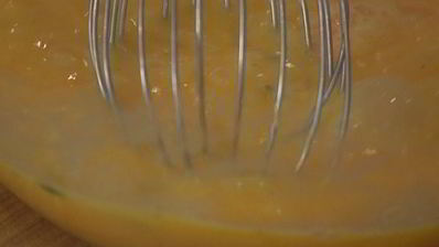 омлет с карамелизированным шалотом, моцареллой и тимьяном