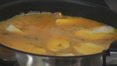 омлет с карамелизированным шалотом, моцареллой и тимьяном