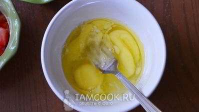 омлет с колбасой и помидорами в духовке