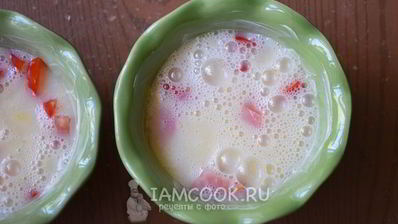 омлет с колбасой и помидорами в духовке