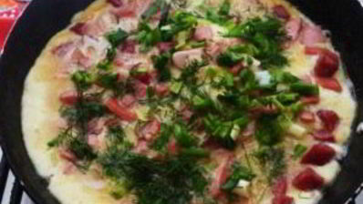 омлет с колбасой