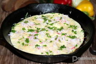 Омлет с крабовыми палочками