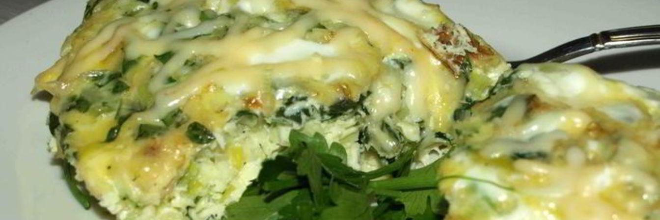 Омлет с луком-пореем, шпинатом и сыром