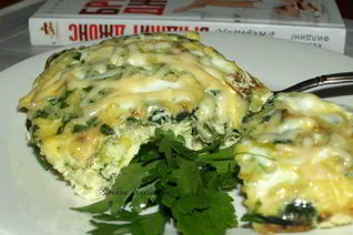 Омлет с луком-пореем, шпинатом и сыром