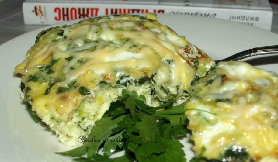 Рецепт омлета с луком-пореем, шпинатом и сыром