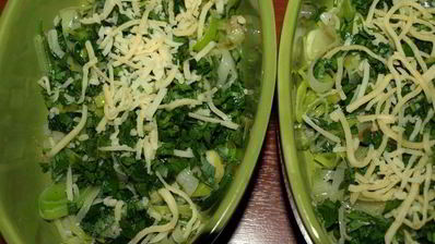 омлет с луком-пореем, шпинатом и сыром