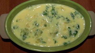 омлет с луком-пореем, шпинатом и сыром