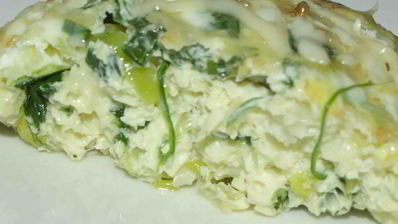 омлет с луком-пореем, шпинатом и сыром