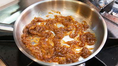 омлет с луковой карамелью