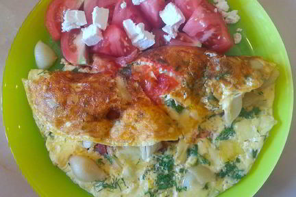 Омлет с макаронами, сыром и зеленью