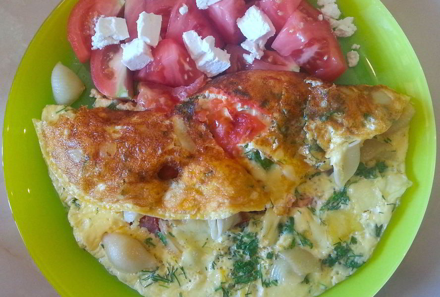 Омлет с макаронами, сыром и зеленью