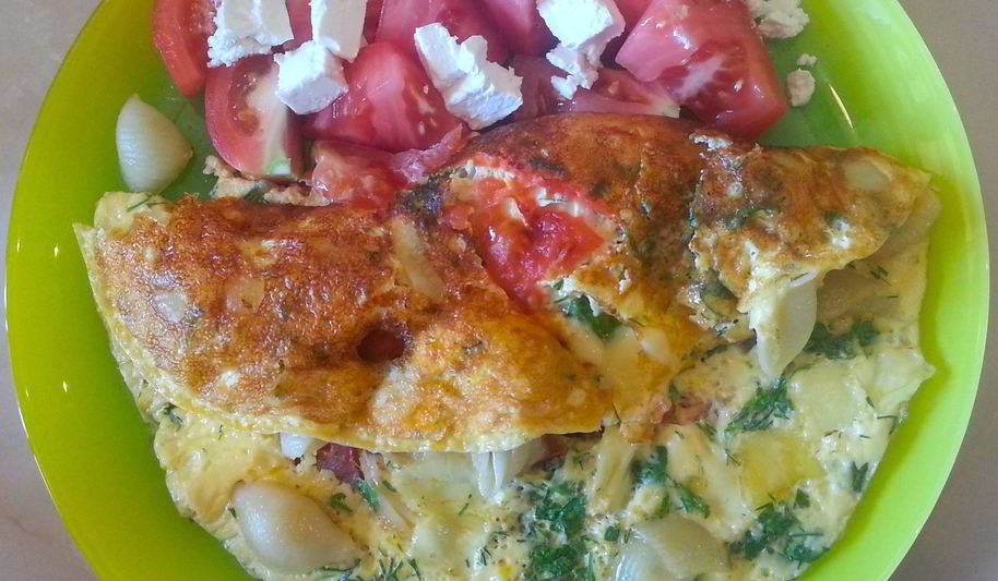 Рецепт омлета с макаронами, сыром и зеленью
