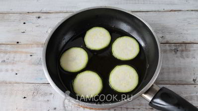 омлет с обжаренными кабачками