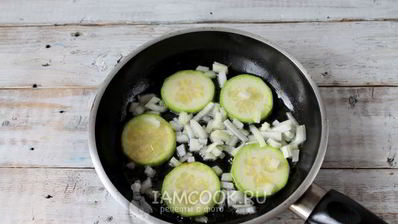омлет с обжаренными кабачками