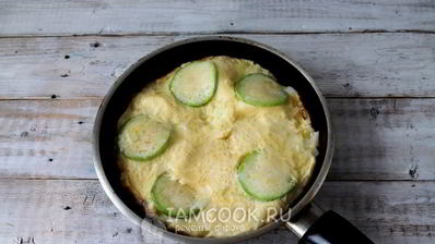 омлет с обжаренными кабачками
