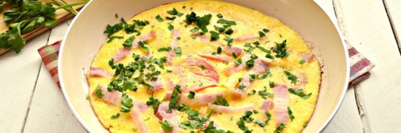 Омлет с помидорами и беконом