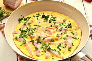 Омлет с помидорами и беконом