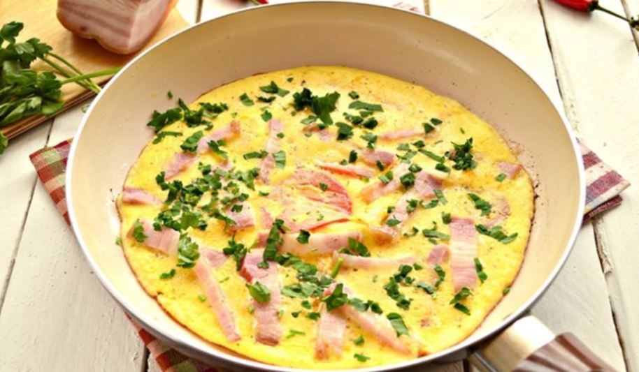 Рецепт омлета с помидорами и беконом