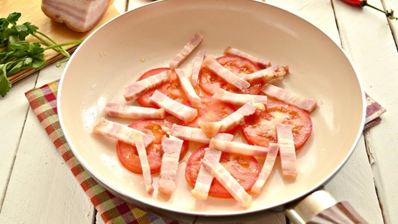 омлет с помидорами и беконом