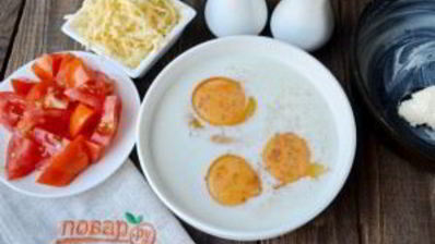 омлет с помидорами