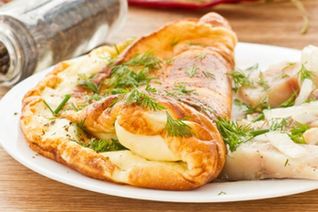 Омлет с соленой скумбрией