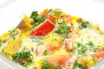 Омлет с сыром и помидорами в микроволновке