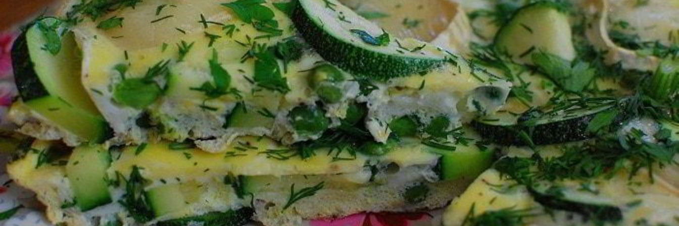 Омлет с цукини и зеленым горошком