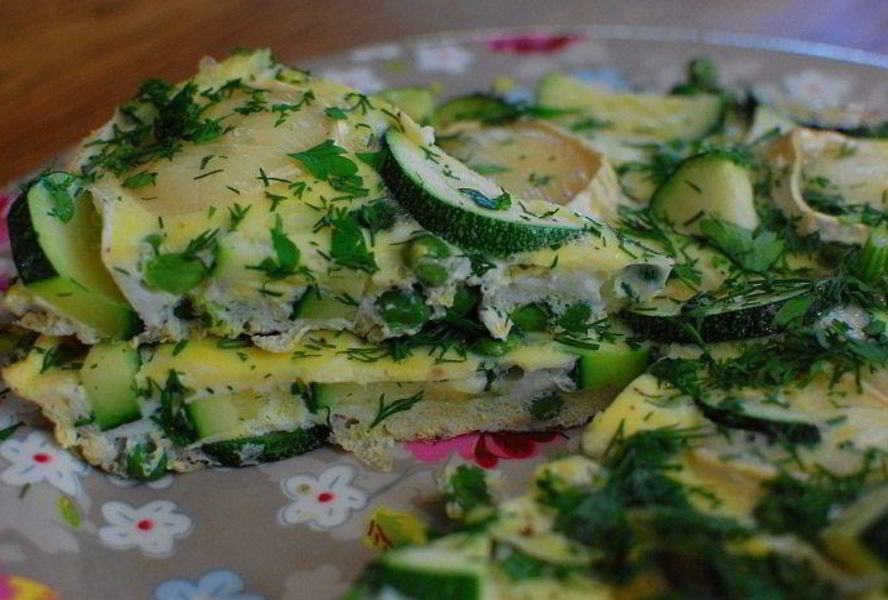 Омлет с цукини и зеленым горошком