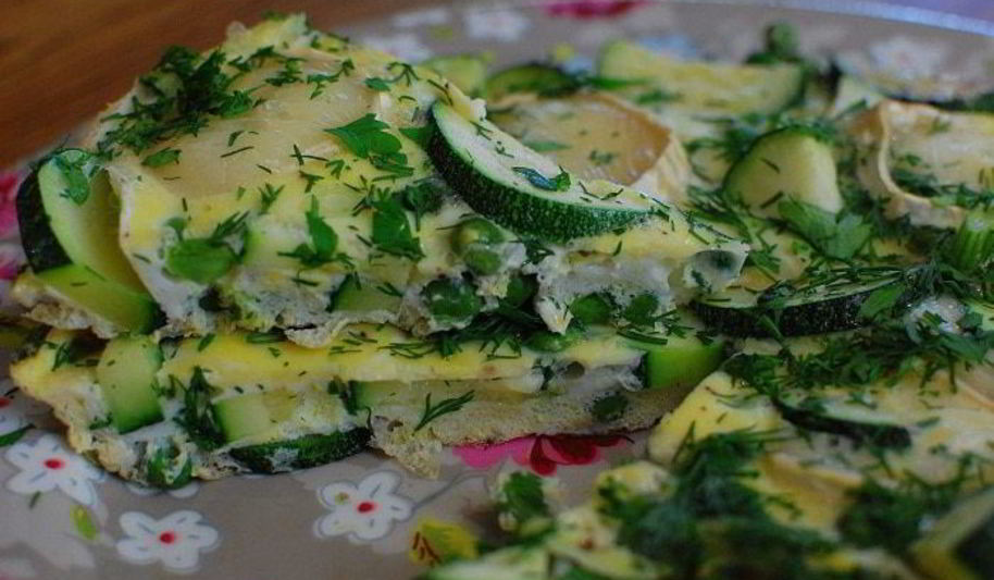 Рецепт омлета с цукини и зеленым горошком