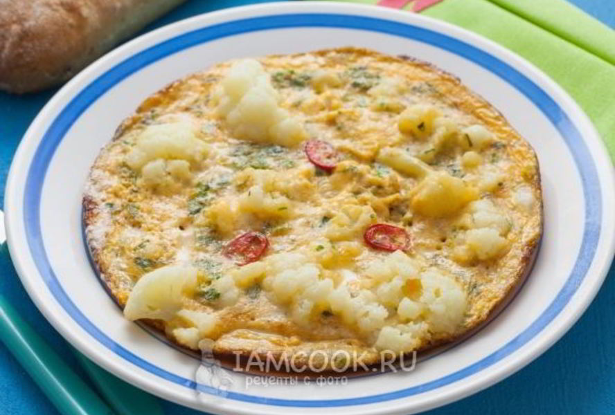 Омлет с цветной капустой на сковороде