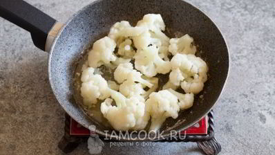 омлет с цветной капустой на сковороде