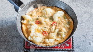 омлет с цветной капустой на сковороде