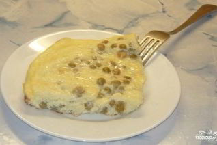 Омлет с зеленым горошком