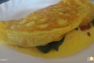 Омлет со шпинатом и беконом