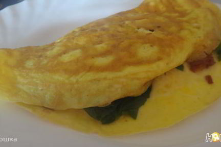 Омлет со шпинатом и беконом