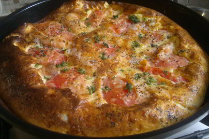 Омлет со слабосоленой семгой и помидорами